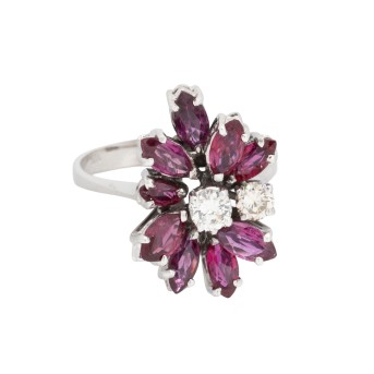 Ring mit 9 Rubinen im Navetteschliff und 2 Brillanten