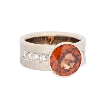 Ring mit cognacfarbenem Zirkon und Brillanten