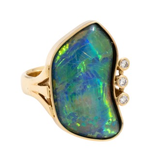 Ring mit Opaltriplette mit 3 Brillanten