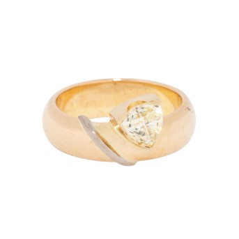 Ring mit Diamant im Trilliantschliff ca. 0,7 ct,