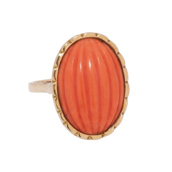Ring mit gravierter ovaler Koralle,