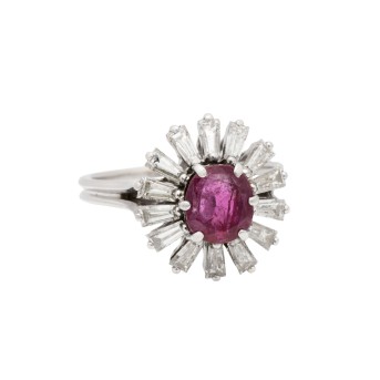 Ring mit Rubin entouriert von Diamanttrapezen
