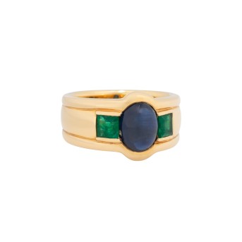 Ring mit Saphircabochon und 2 Smaragden