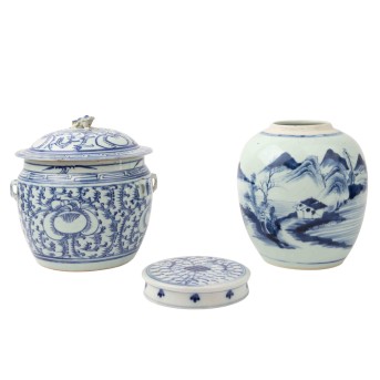 2 blau-weisse Deckelgefäße. CHINA, 1. Hälfte 20. Jh.,