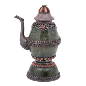 Ritualgefäß Bhumba aus Silber und Jade. TIBET, um 1900 oder früher.
