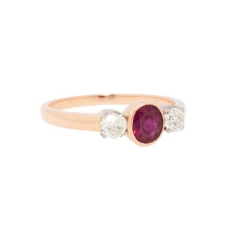 Ring mit Rubin und 2 Altschliffdiamanten