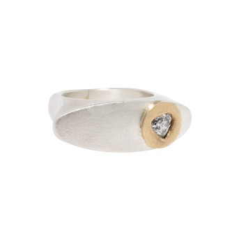 Ring mit weißem Stein