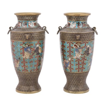 Paar Champlevé-Vasen. CHINA, um 1900.