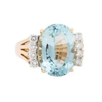 Ring mit Aquamarin flankiert von Brillanten