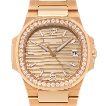 PATEK PHILIPPE Nautilus Ref 7010/1R-012 Damenuhr von 2021. Box und Papiere. 