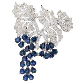 Broche 'Weinrebe' mit Saphir-Tropfen zus. 8,90 ct. und Diamanten zus. 4,28 ct.