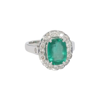 Ring mit 1 ovalen Smaragd umrandet mit  Brillanten zus. ca. 0,35 ct
