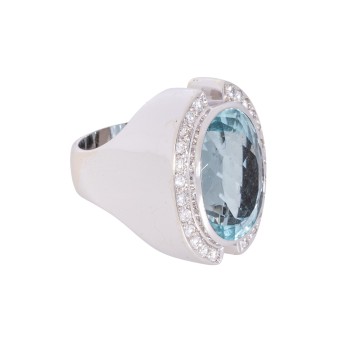 Ring mit oval facettiertem Aquamarin ca. 11 ct. u. Brillanten zus. ca. 0,75 ct.