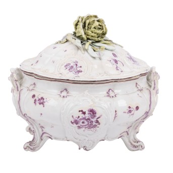 LUDWIGSBURG. Große Deckelterrine, um 1770.