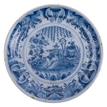 FAYENCE-TELLER MIT CHINOISERIE-DEKOR