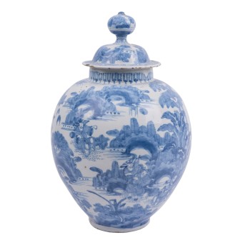 GROßE DECKELVASE MIT CHINOISERIEN