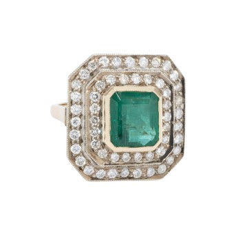 Markanter Ring mit Smaragd 4,05 ct. umrandet mit Brillanten zus. 1,30 ct.