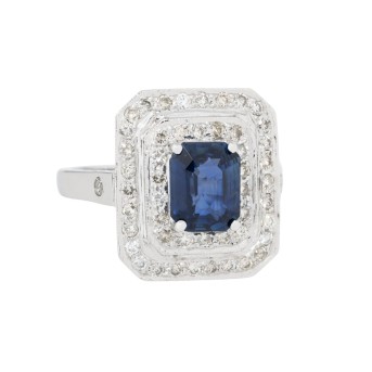 Dekorativer Ring mit Saphir im Emeraldcut 2,25 ct., umrahmt mit Brillanten zus. 0,80 ct.