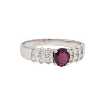 Ring mit Rubin und Brillanten von zus. ca. 0,4 ct,