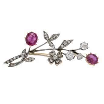 Florale Brosche mit Rubinen und Brillanten zus. 0,80ct.