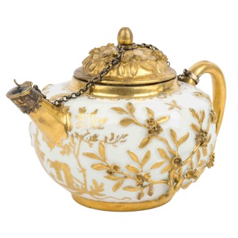 MEISSEN "Kleine Teekanne mit reliefierter Goldstaffage" 1725-1730