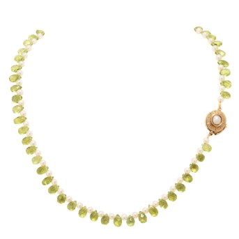 Collier mit Kulturperlen und Peridots im Brioletteschliff,