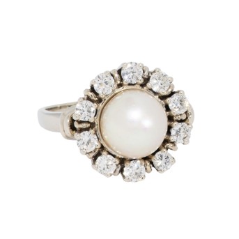 Ring mit Akoyaperle entouriert von Brillanten