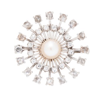 Brosche mit Perle umgeben von Diamanten zus. ca. 0,7 ct,