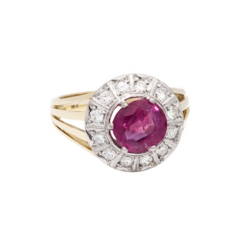 Ring mit Rubin und Diamanten,