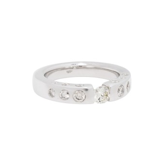 Ring mit Brillanten von zus. ca. 0,9 ct,