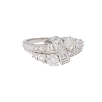 Ring mit Brillanten und Baguettdiamanten,