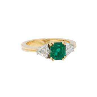 Ring mit Smaragd ca. 1,6 ct flankiert von Trillanten