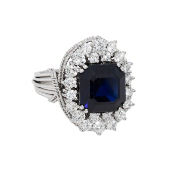 Ring mit achteckigem Saphir und Brillanten zus. ca. 1,1 ct,