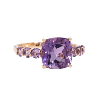 Ring mit Amethysten zus. ca. 3,7 ct,