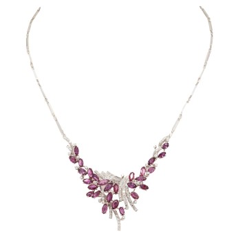 Collier mit 27 Rubinen im Navetteschliff,