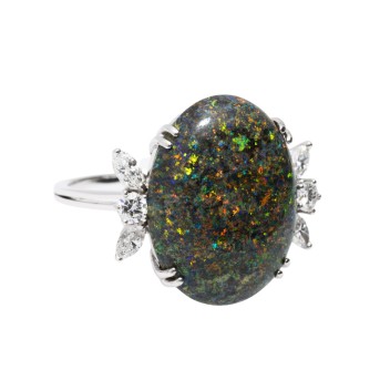 Besonderer Ring mit Schwarzopal und Diamanten zus. ca. 0,40 ct.