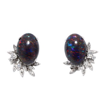 Extravagante Ohrclips mit ovalen Schwarzopalen und Diamanten zus. ca. 0,46 ct.