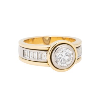 Ring mit 1 Brillant ca. 0,90 ct. und 12 Baguette Diamanten zus. ca. 0,50 ct.