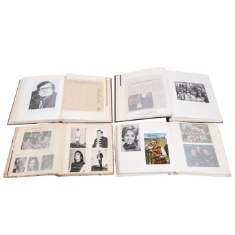 Umfangreiche Sammlung von Autogrammen in 4 Alben, überwiegend 2. H. 20. Jh.,