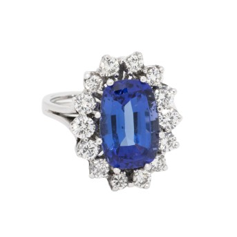 Ring mit schönem Tansanit entouriert von Brillanten