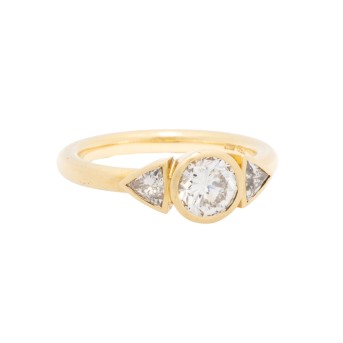Ring mit Brillant flankiert von 2 Diamant-Triangel,