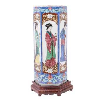 Sechskantige Vase aus Porzellan. CHINA, 1960er bis 1980er Jahre.