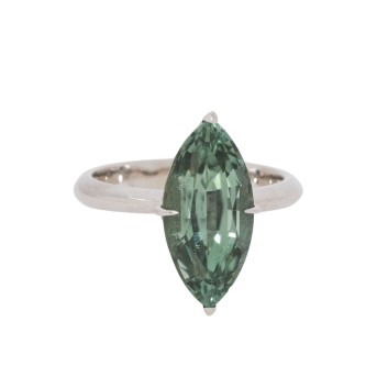 Zarter Ring mit 1 feinen naturgrünen Turmalin 5,87 ct.  im Navetteschliff,