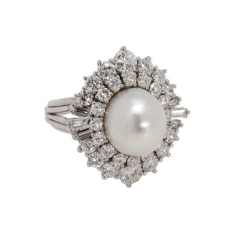 Ring mit schöner Perle opulent umgeben von Diamanten