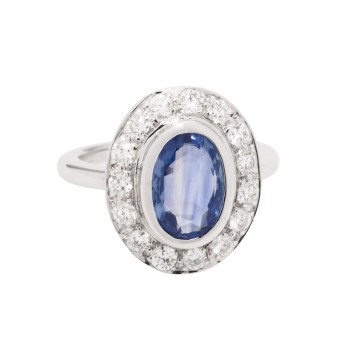 Klassischer Ring mit 1 Saphir, umrandet mit 15 Brillanten zus. ca. 0,45 ct.