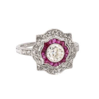 Ring mit Altschliffdiamant, Rubinen und Diamantrosen,