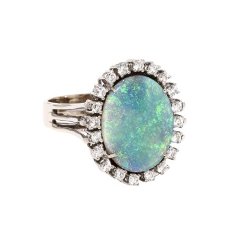 Ring mit Opal entouriert von Brillanten zus. ca. 0,5 ct,