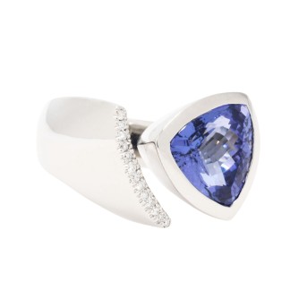 Extravaganter Ring mit lebhaftem Triangel-Tansanit 12,47 ct. und Brillanten