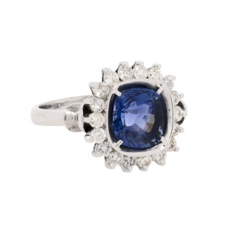 Ring mit Saphir entouriert von Brillanten zus. ca. 0,5 ct,