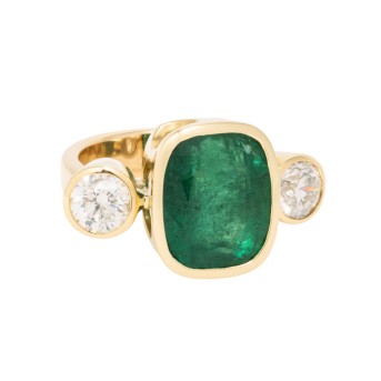 Extravaganter Ring mit 1 Smaragd 11,02 ct. und 2 Brillanten zus. 2,04 ct.